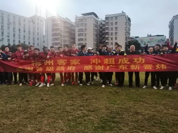 在接受Football Focus采访时，曼城中场罗德里表示，这个赛季唯一可能失败的只有曼城。